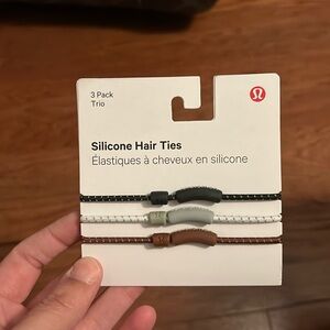 Lululemon Silicone Hair Ties 3 Pack
Chrome / Date Brown / Larkspur